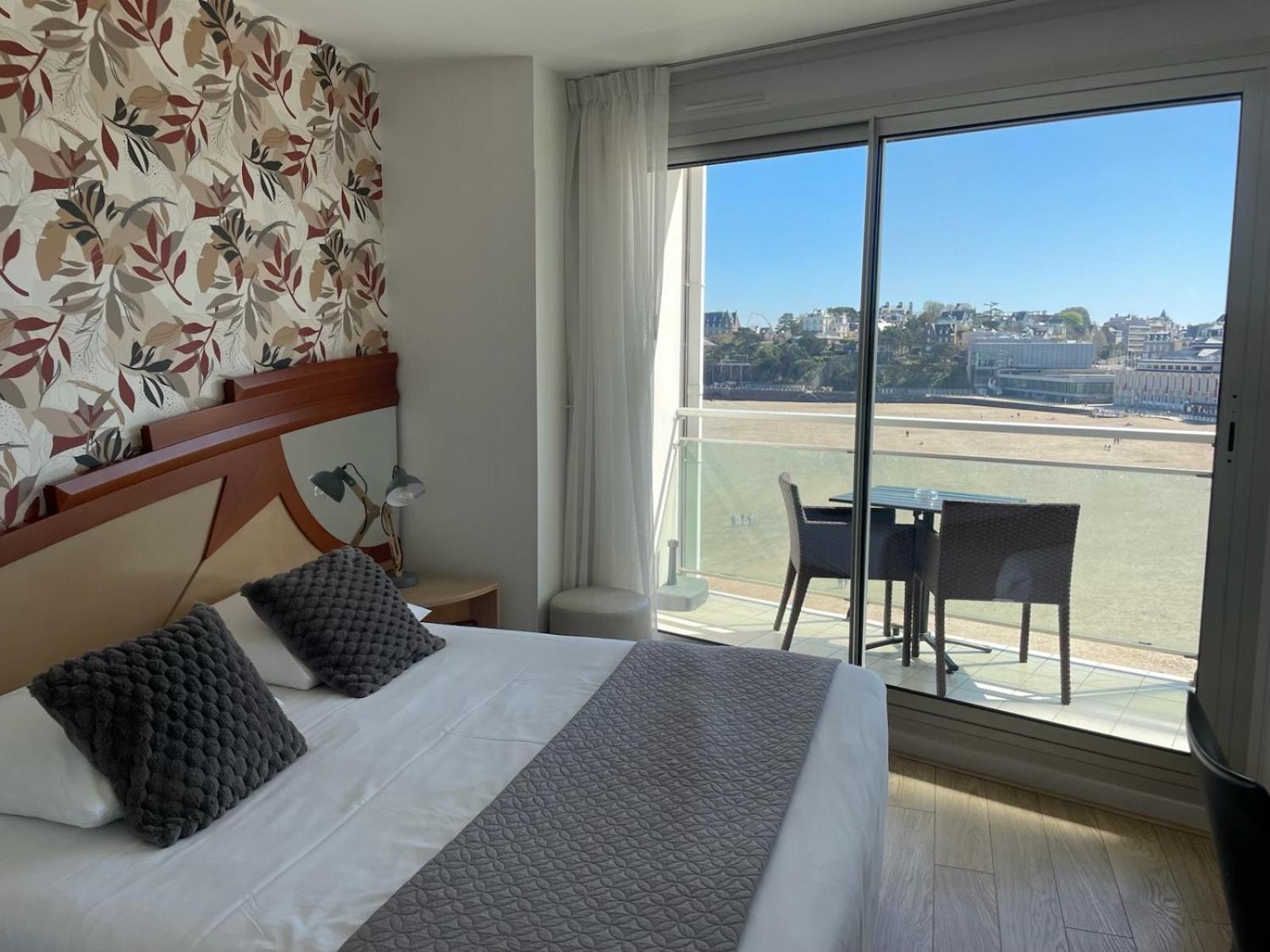 Le Crystal Dinard Plage Exterior photo